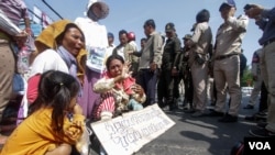 FILE: People in land dispute with Cambodian People’s Party’s tycoon senator Ly Yongphat protests in seek for solution from Prime Minister Hun Sen on February 14, 2017. (Aun Chhengpor/VOA Khmer)