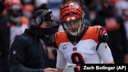Razgovor Zaca Taylora i Joe Burrowa, trenera i quarterbacka Cincinnati Bengalsa, na utakmici protiv Indianapolis Coltsa (oktobar 2020).
