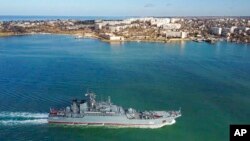 Російський військовий корабель в бухті Севастополя