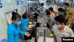 Hành khách làm thủ tục lên máy bay tại Sân bay Quốc tế Nội Bài ở Hà Nội hôm 10/10/2021. Cục Hàng không sẽ dỡ bỏ mọi hạn chế cho các chuyến bay thường lệ quốc tế tới Việt Nam từ 15/2.