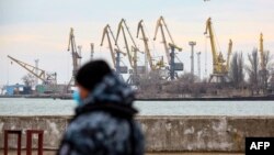 Vojnik korača u pograničnoj bazi u ukrajinskoj crnomorskoj luci Mariupol, 11. februara 2022.