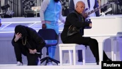 Reper Eminem kleči za vreme nastupa u poluvremenu Superboula, 13. februara 2022. (Foto: Reuters/Mike Segar)