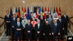 လန်ဒန်မြို့တွင် ကျင်းပသည့် ယူကရိန်းစစ်ပွဲအရေး ထိပ်သီးဆွေးနွေးပွဲတွင် တွေ့ရသည့် ယူကရိန်းသမ္မတ ဇာလန်းစကီးနှင့် ဥရောပခေါင်းဆောင်များ။ (မတ် ၂၊​ ၂၀၂၅) (AP)