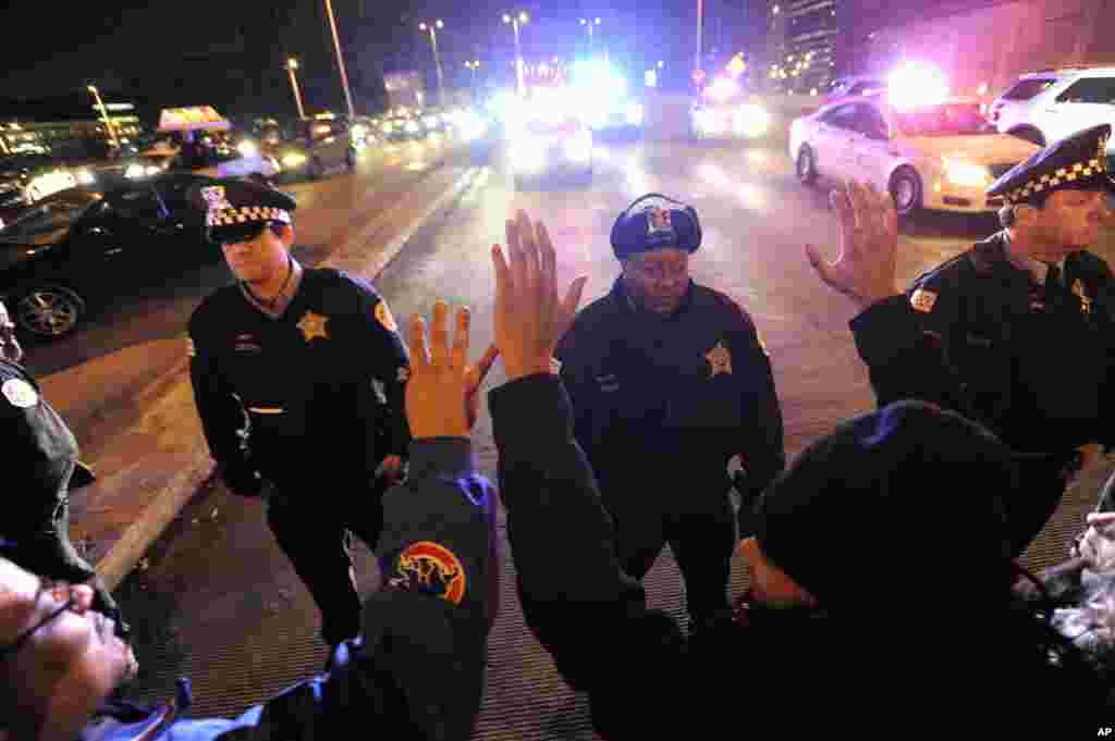 'Yan sandan Chicago su na kokarin tare 'yan zanga zanga