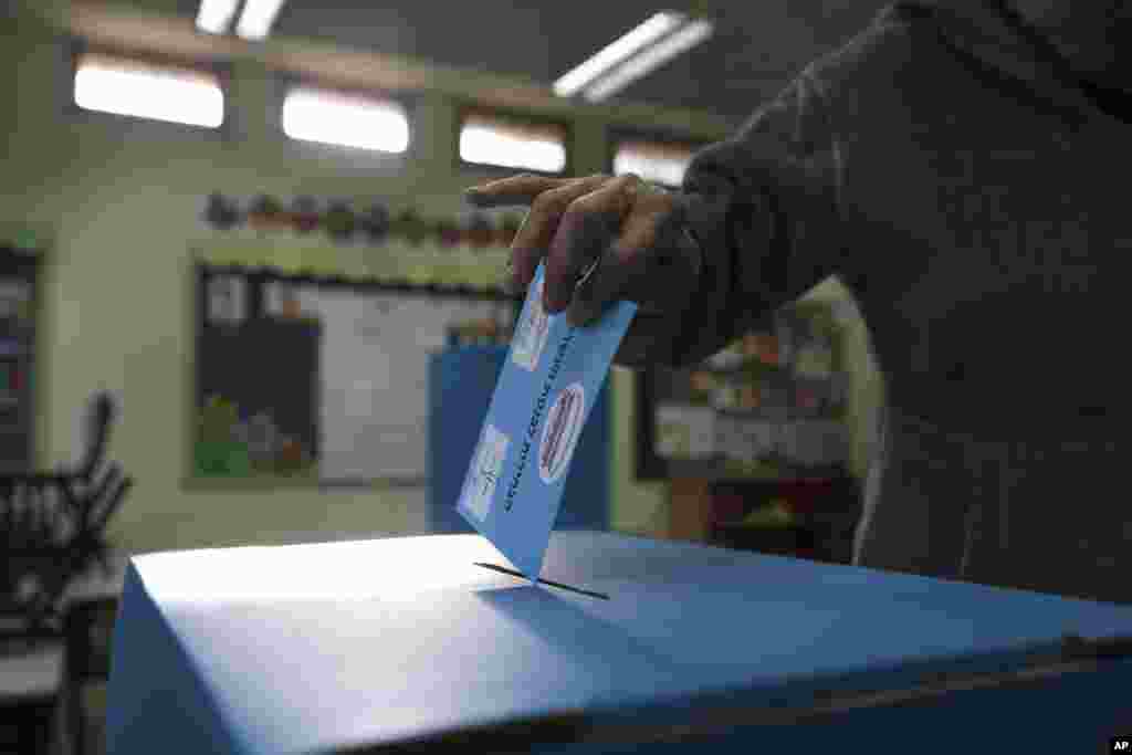 A man casts his vote during legislative elections in Tel Aviv, March 17, 2015.