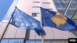 Arhiva, ilustracija - Zastave Evropske unije i Kosova.