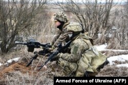 Ova slika koju je 19. februara 2022. objavila pres služba Generalštaba Oružanih snaga Ukrajine na nepoznatoj lokaciji u Ukrajini prikazuje ukrajinske vojnike koji učestvuju u vježbama 18. februara 2022.