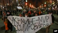 Moskva: Demonstranti marširaju sa transparentom na kojem piše: 'Ukrajina - Mir, Rusija - Sloboda', 24. februar 2022.