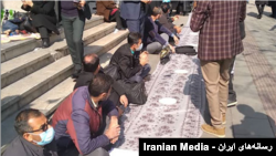 تجمع اعتراضی معلمان در مقابل وزارت آموزش و پرورش در تهران- منبع: رسانه‌های اجتماعی