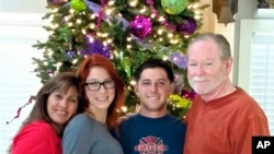 Esta foto del 2015 muestra a Trevor Reed, segundo desde la derecha, con ,su madre Paula Reeed, su hermana Taylor Reed y su padre Joey Reed. Reed fue sentenciado en Rusia a 9 años de prisión por cargos de agredir a policias en Moscú, algo que EE. UU. refuta. 