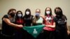 Mujeres que salieron de la cárcel tras ser condenadas por homicidio agravado tras emergencias médicas durante sus embarazos, posan con las activistas por el derecho al aborto Morena Herrera y Sara García, del Grupo Ciudadano por la Despenalización del Aborto.