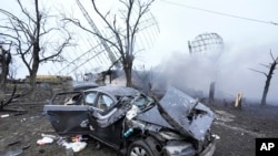 Los intensos bombardeos con misiles rusos sobre el territorio ucraniano comenzaron el jueves, a 6 días de combates Ucrania resiste, pero Rusia, según denuncias, ya habría sacado una de sus armas letales prohibidas por el Convenio de Ginebra. (Foto VOA / Agencias)