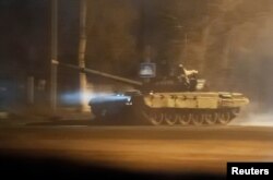 Tenk na ulici nakon što je ruski Putin naredio raspoređivanje ruskih trupa u dva otcjepljena regiona u istočnoj Ukrajini nakon priznavanja njihove nezavisnosti, u gradu Donjecku koji kontrolišu separatisti, Ukrajina, 22. februara 2022.