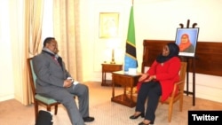 Rais wa Tanzania Samia Suluhu Hassan (kulia), akiwa katika mkutano na kiongozi wa upinzani Tundu Lissu ambaye anaishi uhamishoni Brussels, Ubelgiji. Feb 16, 2022
