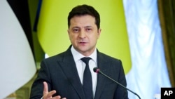 El presidente de Ucrania, Volodymyr Zelenskyy, hace un gesto durante una conferencia de prensa, en Kiev, el 22 de febrero de 2022. 