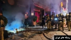 تصویری از عملیات مهار آتش در مرکز خرید تیراژه