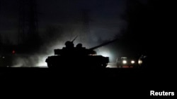 រថក្រោះមួយគ្រឿង បើកនៅតាមផ្លូវមួយក្នុងទីក្រុង Donetsk ដែល​គ្រប់គ្រង​ដោយ​ក្រុមផ្តាច់ខ្លួន​នៅ​អ៊ុយក្រែនកាលពីថ្ងៃទី២២ ខែកុម្ភៈ ឆ្នាំ២០២២ បន្ទាប់ពី​ប្រធានាធិបតី​រុស្ស៊ី​លោក Vladimir Putin បាន​បញ្ជា​ឱ្យ​ដាក់​ពង្រាយ​ទាហាន​រុស្ស៊ី​ទៅ​កាន់​តំបន់​បំបែកខ្លួនចំនួនពីរនៅភាគ​ខាងកើត​អ៊ុយក្រែន។