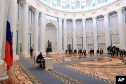 ប្រធានាធិបតី​រុស្ស៊ី​លោក Vladimir Putin (ឆ្វេង) ធ្វើជា​ប្រធាន​កិច្ចប្រជុំ​ក្រុមប្រឹក្សា​សន្តិសុខ​នៅ​វិមាន​ក្រឹមឡាំង ក្នុង​ទីក្រុង​មូ​ស្គូ ប្រទេសរុ​ស្ស៊ី កាលពី​ថ្ងៃទី​២១ ខែកុម្ភៈ ឆ្នាំ២០២២។