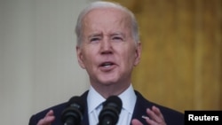 ប្រធានាធិបតីសហរដ្ឋអាមេរិកលោក Joe Biden ថ្លែងសុន្ទរកថាស្តីអំពីការវាយប្រហាររបស់រុស្ស៊ីលើប្រទេសអ៊ុយក្រែន នៅសេតវិមាន រដ្ឋធានីវ៉ាស៊ីនតោន ថ្ងៃទី ២៤ ខែកុម្ភៈ ឆ្នាំ ២០២២។ 