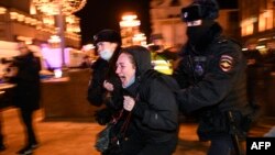 Набљудувачка група вели дека најмалку 1.000 луѓе се приведени во Русија кои протестираа против инвазијата на Украина