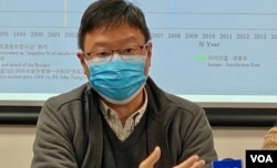 香港浸会大学政治及国际关系学系副教授陈家洛形容，今年预算案派1万港元电子消费券有如“掩口费”，忧虑香港走向澳门模式，每年只是以“派钱”回应民怨，回避核心的管治问题。