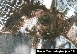 Rossiya Ukraina chegarasidan 20 kilometrcha uzoqlikdagi Belgorod shahrida qo'shin va harbiy vositalar joylashtirgan. Sun'iy yo'ldosh orqali 21-fevral, 2022 olingan tasvir.