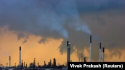 A view of an oil refinery off the coast of Singapore, March 14, 2008. REUTERS/Vivek Prakash/File