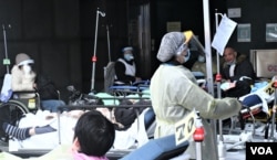 陈小姐批评，港府的防疫政策混乱，导致怀疑确诊的市民及家人恐慌，冲到急症室求诊，出现迫爆急症室、露天医院的乱像 (美国之音/汤惠芸)