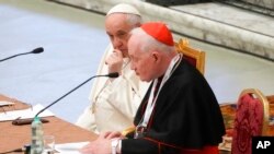 El papa Francisco, a la izquierda, escucha el discurso de apertura del cardenal Marc Ouellet mientras asiste a la inauguración de un Simposio de 3 días sobre las vocaciones en el salón Pablo VI del Vaticano, el jueves 17 de febrero de 2022.