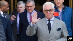 លោក Roger Stone ​ទីប្រឹក្សា​របស់​លោក Donald Trump បាន​ចាកចេញ​ពី​តុលាការ​ បន្ទាប់​ពី​ត្រូវ​បាន​ចោទ​ប្រកាន់​បទចោទ​៧ករណី កាលពី​ថ្ងៃទី​១៤ ខែមីនា ឆ្នាំ២០១៩។