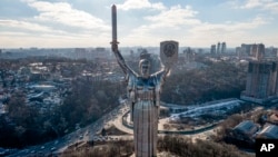 រូប​ឯកសារ៖ ទិដ្ឋភាព​នៃ​«វិមាន​មាតុភូមិ»​ក្នុង​រដ្ឋធានី​កៀវ ប្រទេស​អ៊ុយក្រែន កាល​ពី​ថ្ងៃ​ទី​១៣ ខែ​កុម្ភៈ ឆ្នាំ​២០២២។