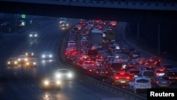 Automobili u koloni napušraju Kijev, nakon početka ruskih napada na Ukrajinu, 24. februara 2022. (REUTERS/Valentyn Ogirenko)