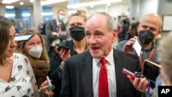 ARCHIVO - El miembro de mayor rango de la Comisión de Relaciones Exteriores del Senado de EEUU, Jim Risch, republicano por Idaho, habla con los reporteros en el Capitolio en Washington, el 15 de febrero de 2022.