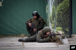 Ukrajinski borci na poziciji u Kijevu, 25. februara 2022.