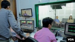 VOD Roundtable producers do final audio and video checks before going live with host Lim Thida, far right, and guest Yi Soksan of Adhoc, at VOD's studio, in Phnom Penh, Sept. 11, 2019. (Tum Malis/VOA Khmer)