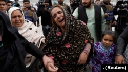 Une femme sikh afghane pleure ses proches près du site d'une attaque à Kaboul, en Afghanistan, le 25 mars 2020.