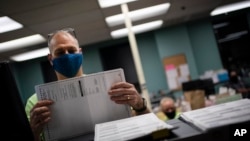 Kiểm phiếu bầu sớm và phiếu vắng mặt tại Kenosha, Wisconsin. 