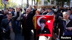 Hibsga olingan harbiylarning yaqinlari hukumatga qarshi namoyish o'tkazmoqda, Anqara, 9-oktabrm 2013-yil.