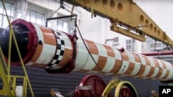 ARHIVA - Fotografija napravljena od video snimka ruskog ministarstva odbrane, na kojoj se vidi podvodni dron na nuklearni pogon "Posejdon" (Foto: AP/Russian Defense Ministry Press Service)