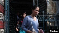 Ndugu za waandishi wa habari wa Reuters waliofungwa wakiondoka mahakamani baada ya rufaa yao kukataliwa na mahakama ya kuu, Yangon, Myanmar, Januari 11, 2009.