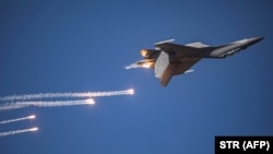 中国空军歼-16战机在吉林长春进行飞行表演。（2019年10月17日）