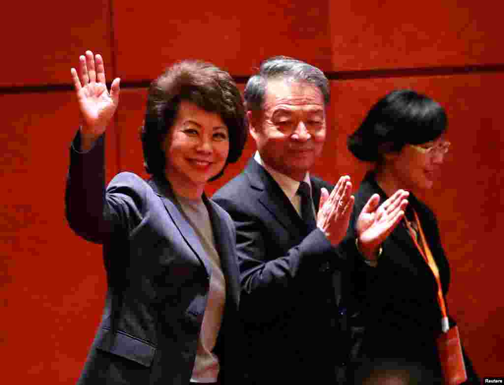 美国交通运输部长赵小兰（Elaine Chao）和中国交通运输部党组书记杨传堂抵达在北京举行的美中交通论坛第九次会议会场。中国交通运输部实行&ldquo;双首长制&rdquo; 。据香港英文南华早报报导，杨传堂表示，在中国"一带一路"倡议和美国基础设施重建计划架构下，中方愿意与美方携手合作，参与美国1.5万亿美元基础建设计划。