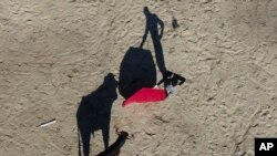 José Luis Vega, aprendiz de torero, realiza un pase en la plaza de toros Hacienda Vista Hermosa, en Villapinzón, Colombia, el sábado 25 de febrero de 2023. 