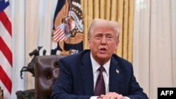 Rais Donald Trump akizungumza na waandishi wa habari baada ya kusaini amri kadhaa za kiutendaji