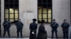 Ortodoksni Jevreji ispred sinagoge u Bruklinu, 11. decembra 2019. (Foto: AP Photo/Mark Lennihan)