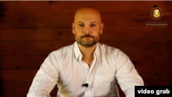 El mayor del Ejército venezolano Hugo Enrique Parra Martínez en una captura del video donde anuncia que está en libertad en EE.UU.