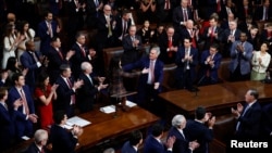 Le leader des républicains à la Chambre des représentants, Kevin McCarthy (au centre), principal candidat à la présidence de la Chambre, est entouré des élus lors du premier jour du nouveau Congrès au Capitole de Washington, aux États-Unis, le 3 janvier 2023.
