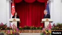 U.S. Vice President Kamala Harris and Singapore's Prime Minister Lee Hsien Loong hold a joint news conference in Singapore, August 23, 2021. REUTERS/Evelyn Hockstein/Pool 