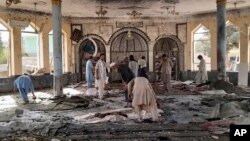 មនុស្សម្នា មើល​ការខូចខាត​ខាង​ក្នុង​វិហារ​អ៊ីស្លាម​មួយ បន្ទាប់ពី​ការបំផ្ទុះ​គ្រាប់បែក​នៅ​ក្នុង​ខេត្ត Kunduz ភាគខាងជើង​ប្រទេស​អាហ្វហ្គានីស្ថាន កាលពី​ថ្ងៃទី៨ ខែតុលា ឆ្នាំ២០២១។