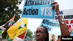 Protest ispred Vrhovnog suda zbog ukidanja adirmativne akcije (Foto: REUTERS/Evelyn Hocksteinon) 